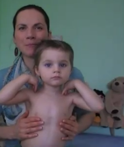náhleodvý snímek dětská masáž hrudníku